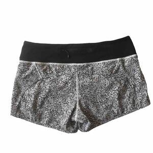 LULULEMON Run Times Shorts DITSY DAISY WHITE BLACK FLORAL Size 8 Workout Gym EUC